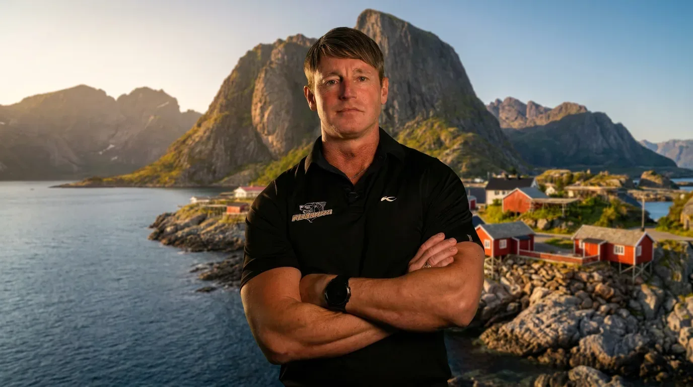 Pål Sømme, grunder av Fiskeruta og initiativtaker bak Lutefisk.no, fotografert på Lofoten med fjell og rorbuer i bakgrunnen